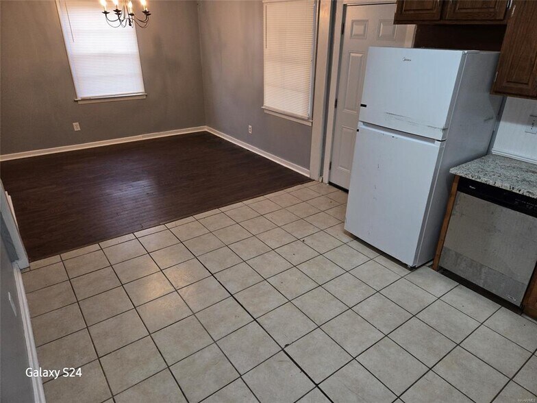 Building Photo - 2141 Meadowlane Dr