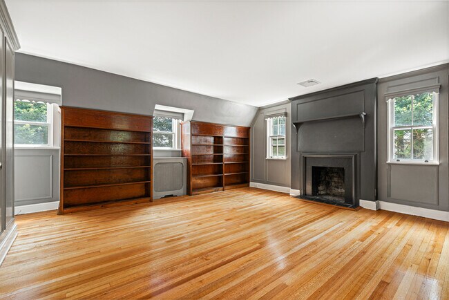 Building Photo - 30 Park Dr N