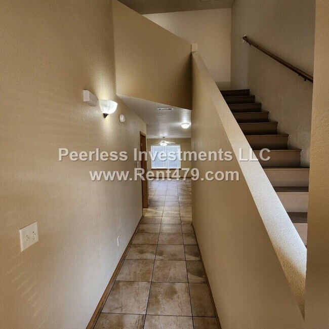 Building Photo - 844 Lariat St