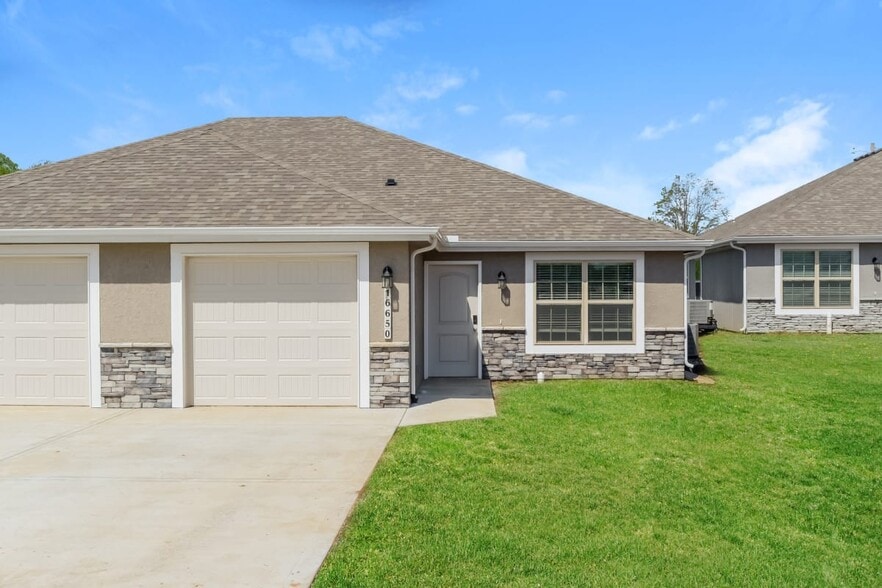 Elm Grove Luxury Rental Homes 16732 Cross Creek Dr Belton MO 64012