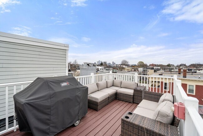 Building Photo - 695 E 8th St