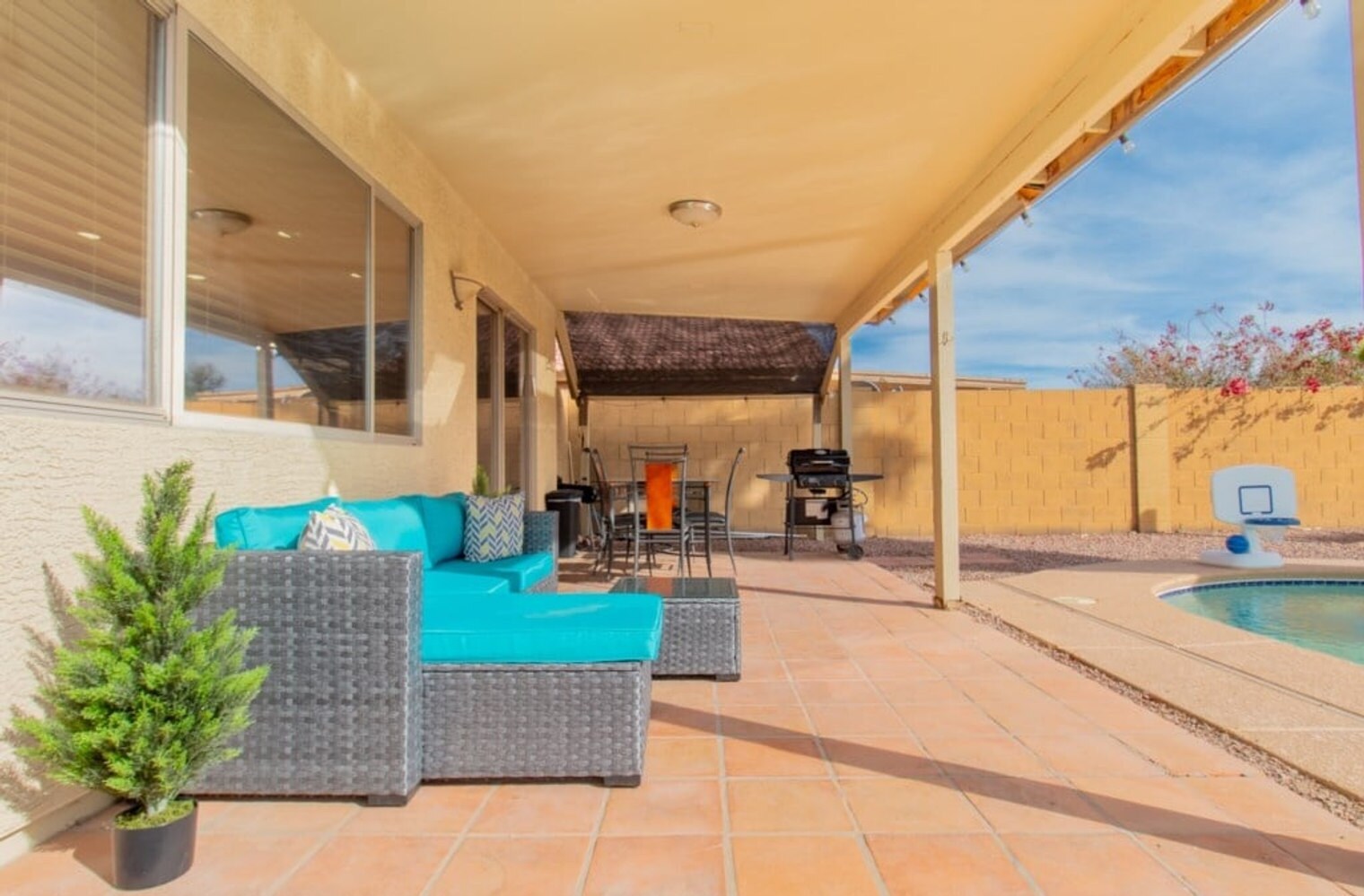 Building Photo - 1387 E 10th Pl