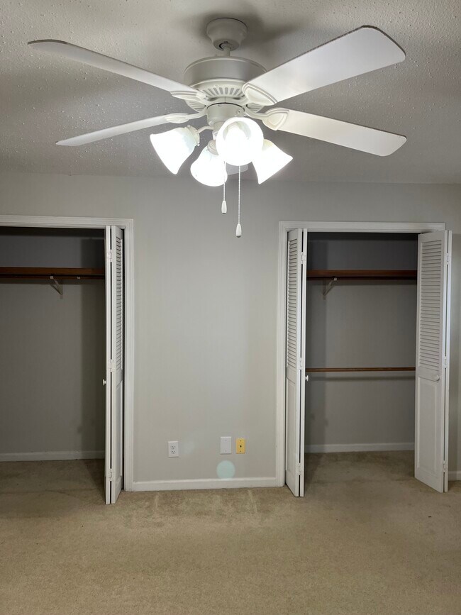 Building Photo - 611 E Mountcastle Dr