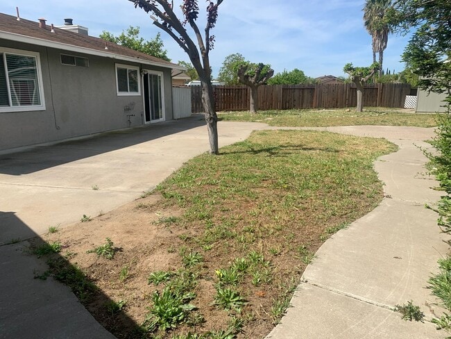 Building Photo - Just reduced to $2595 for immediate move in!