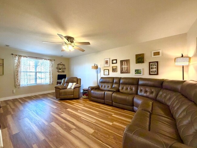 Building Photo - 320 Cottonwood Ct