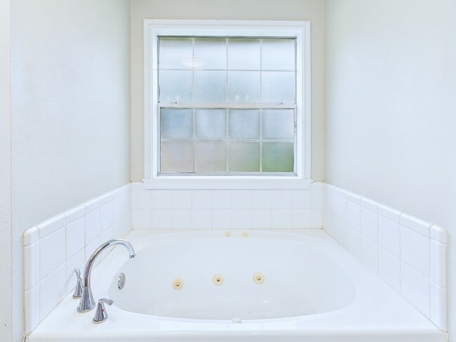 Building Photo - 1014 Redbud