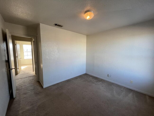 Building Photo - 1402 Dugger Cir
