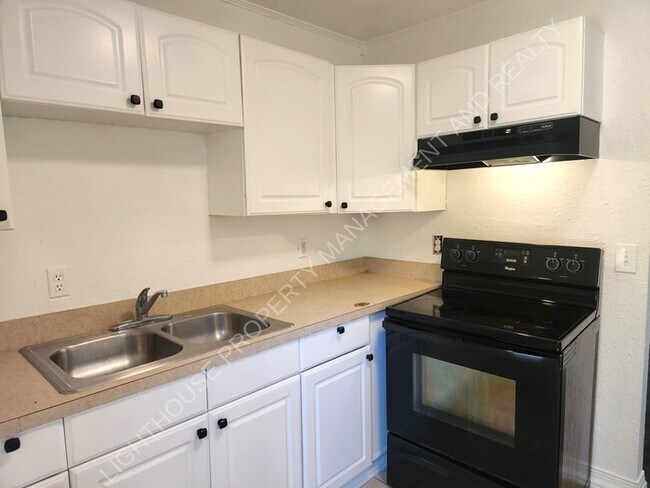 Building Photo - Charming 2 Bedroom Home With Sunroom And Storage