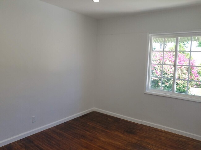 Building Photo - 6000 Lindley Ave
