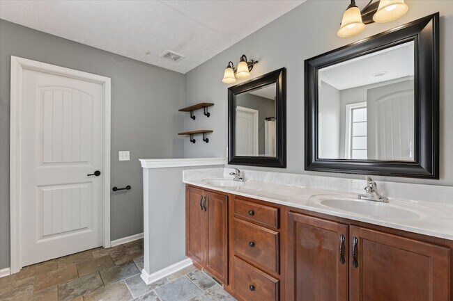 Building Photo - 1484 Apache Way