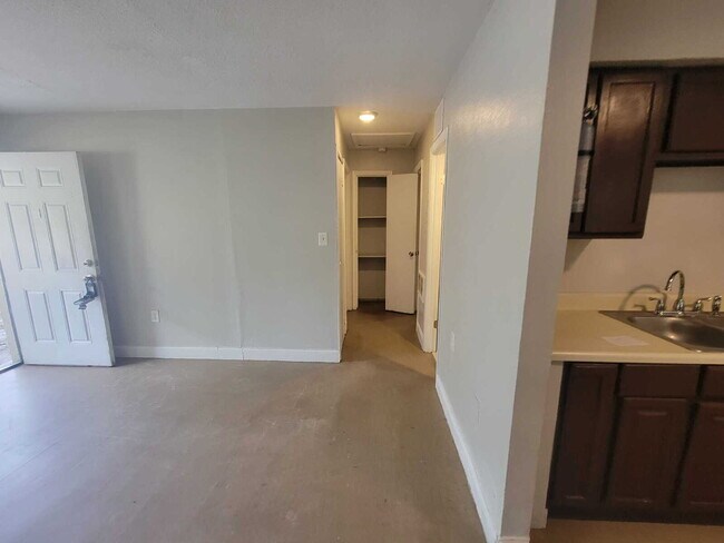 Building Photo - 402 Peters St