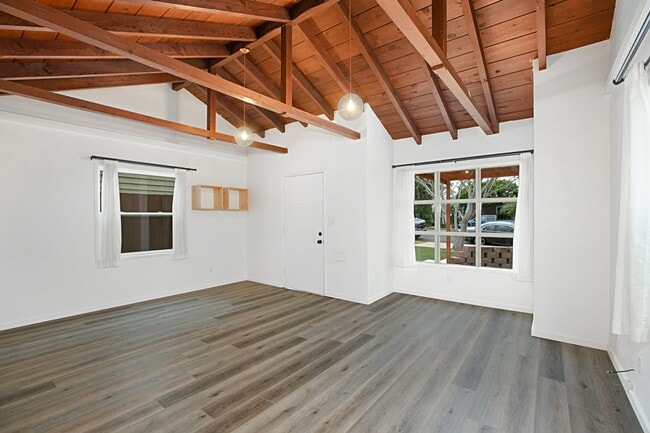 Building Photo - Upgraded 2br Coronado House, Bonus Room, Yard & Garage!
