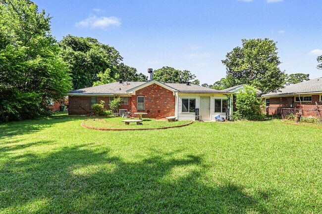 Building Photo - 2822 Sumter Ave