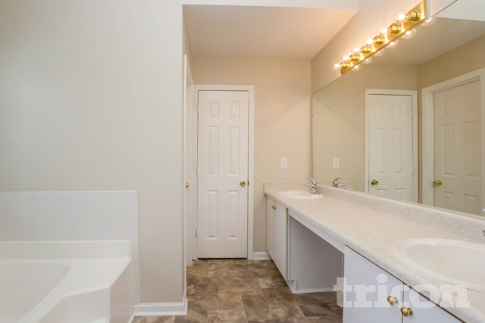 Building Photo - 3546 Riverview Club Dr