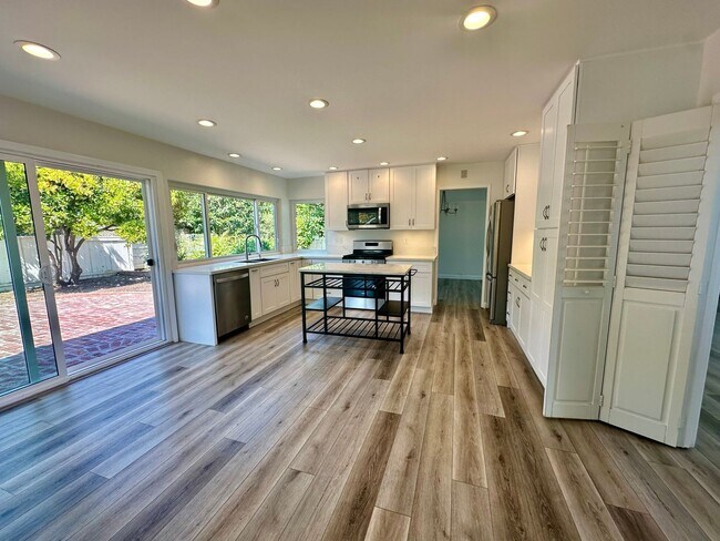 Building Photo - Welcome to this beautiful 4 bedroom home in the highly desirable "Port Streets" of Newport Beach