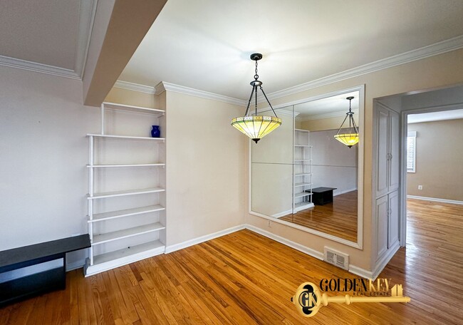 Building Photo - Newly Updated Spacious 2 bedroom Flat in R...