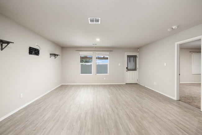 Building Photo - "Charming 4-Bedroom Haven in Schertz - Spacious 1690 Sq Ft with 2 Full Baths!"