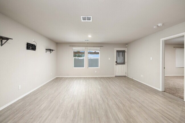 Building Photo - Spacious 4-Bedroom Gem in Schertz