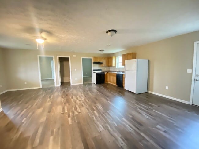 Building Photo - 3 bedroom 2 bath