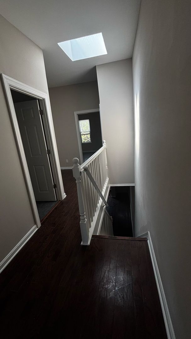 Building Photo - 2 Bedroom 1 bathroom with central air town...