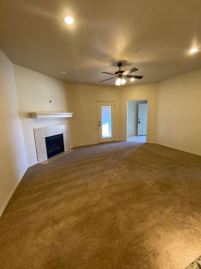 Building Photo - Cute 3/2/2 townhome in the Lubbock-Cooper District