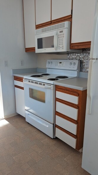 Kitchen - 2214 Waldon St