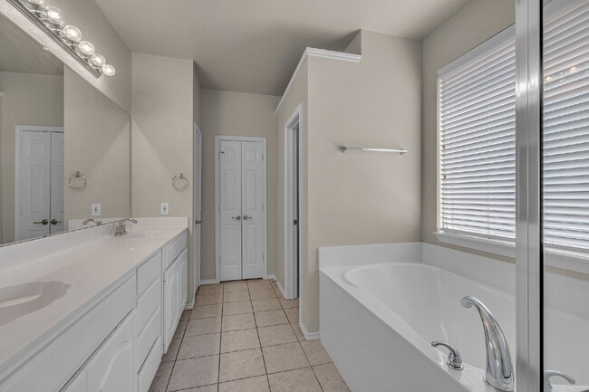 Building Photo - "Luxurious 4-Bedroom, 2.5 Bath Retreat wit...