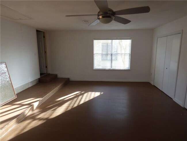 Building Photo - 6107 La Mesa St