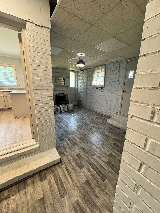 Building Photo - 327 Woolfolk St