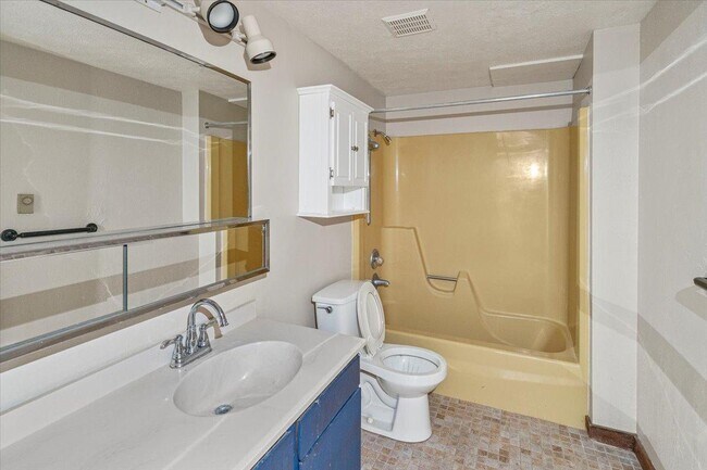 Building Photo - 6200 Pine Hollow Dr