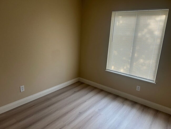 Building Photo - 956 N Sandalwood Ave