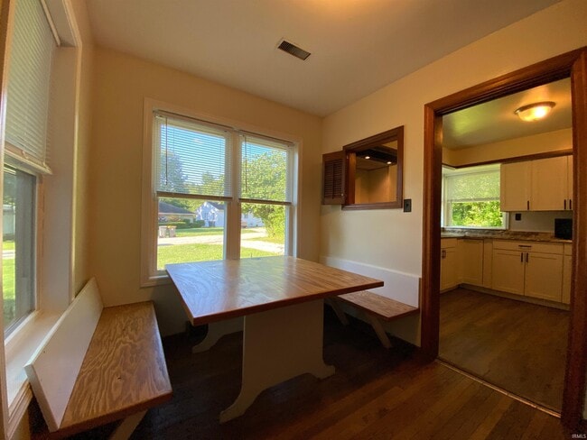 Building Photo - 2415 E 4th St