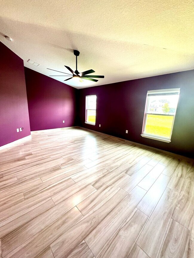 Building Photo - Beautiful 4-Bed, 2-Bath Home in a Prime Location!
