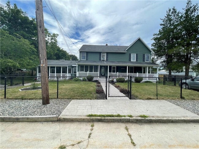 Building Photo - 580 Old Main St