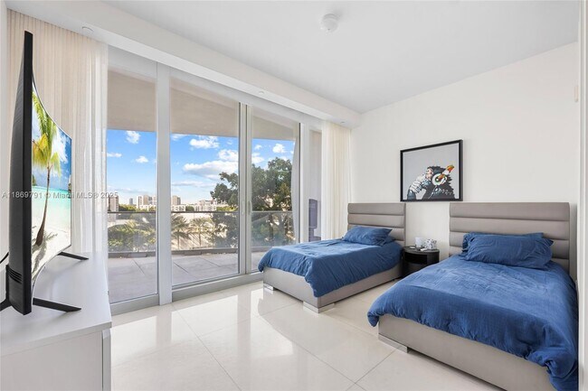 Building Photo - 16901 Collins Ave