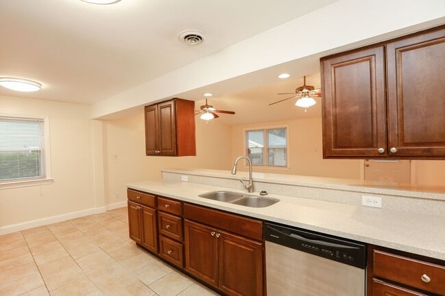 Building Photo - Gorgeous home rental in Virginia Beach!