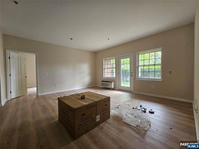 Building Photo - 1109 Tenakill Park W