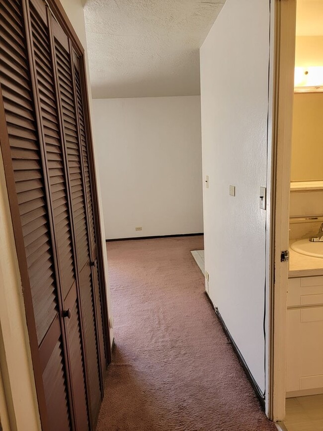 Building Photo - Parking, Large Lanai, Desirable location (RRLLC)