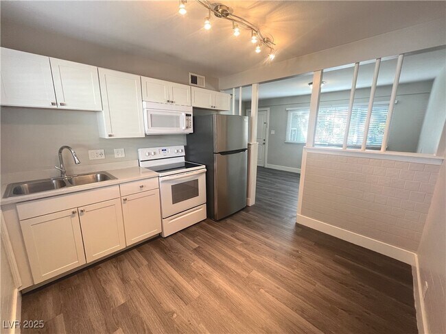 Building Photo - 221 S 10th St