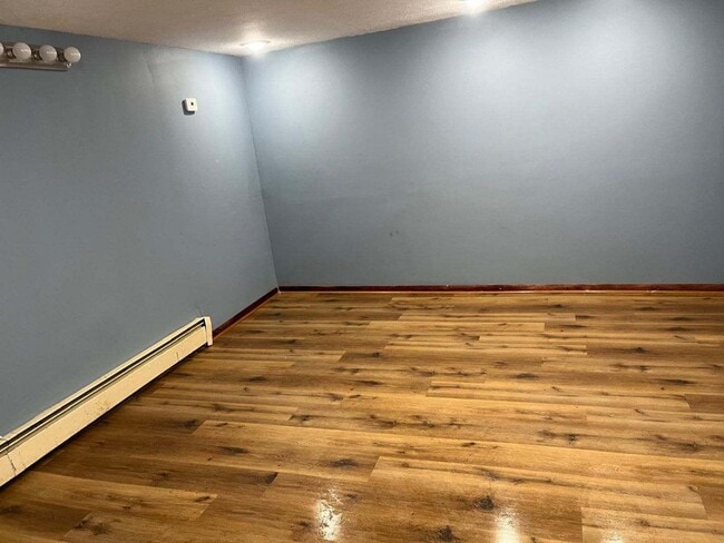 Building Photo - Newly Renovated 3 Bed/1 Bath Single Family...