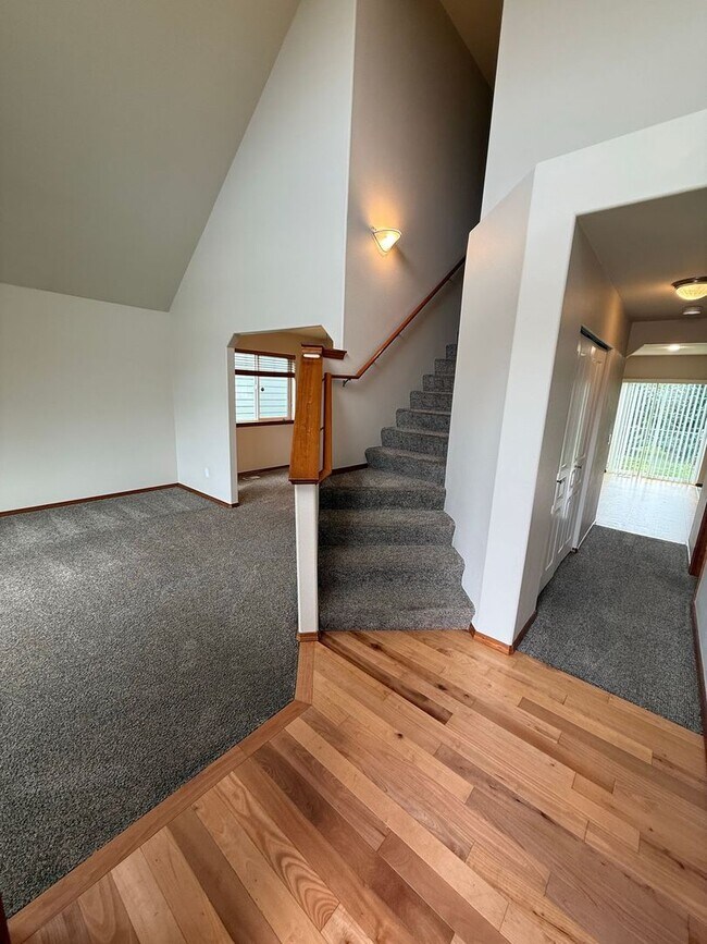 Building Photo - Beautiful 4 Bedroom in the Hidden Lake Community!