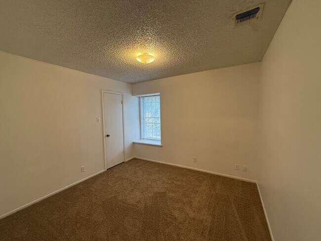 Building Photo - 3 Bedroom/2.5 Bath Silver Creek Subdivision