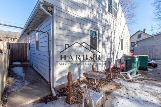 Building Photo - 5th Avenue SE Duplex