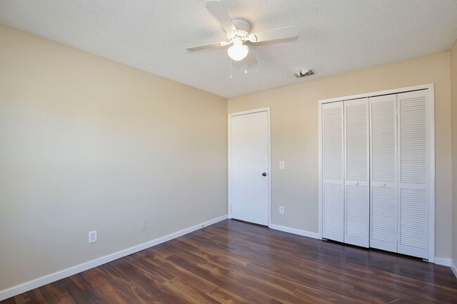 Building Photo - Spacious 2/2 Cozy Condo with a Screened Balcony in the Gated Community of Hawthorne Village - Orl...