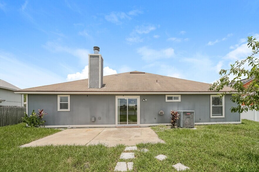 Building Photo - 2452 Royal Pointe Dr