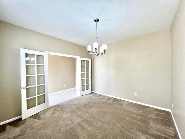 Building Photo - FABULOUS 4 BEDROOM HOME IN EASTVIEW ESTATES!!