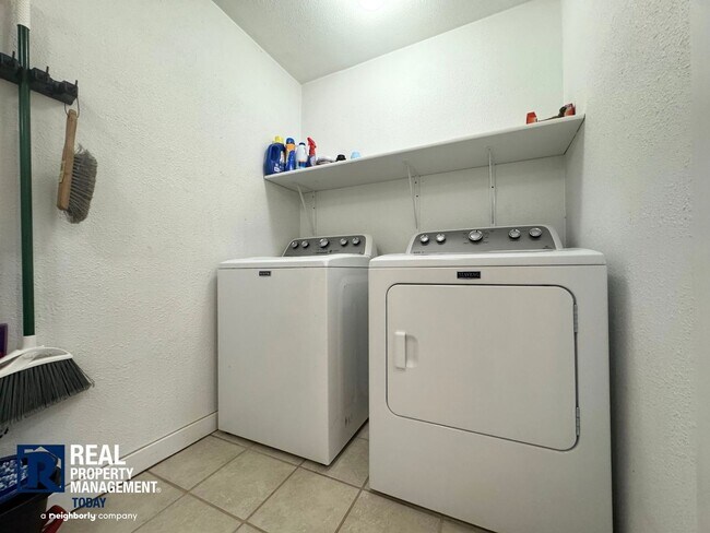 Building Photo - Beautifully Updated 3 Bedroom Rambler!