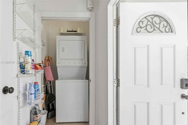 Building Photo - 521 NE 70th St