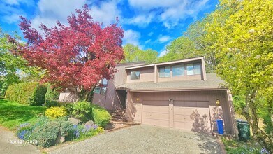 Building Photo - Beautiful Remodeled 4 Bedroom and 2.5 Bathroom Single Family House - Bellevue