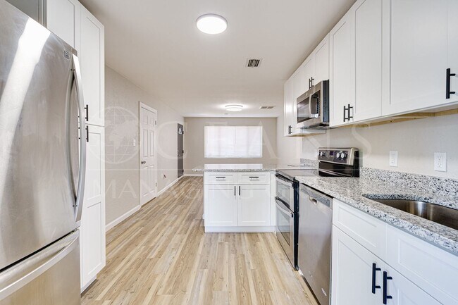 Building Photo - Beautifully Remodeled 3 Bedroom Home in th...